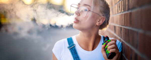 fille vape cbd oxygn avec beaucoup de fumée