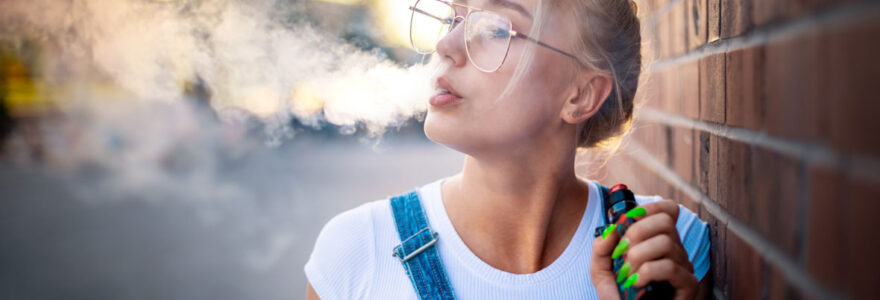 fille vape cbd oxygn avec beaucoup de fumée