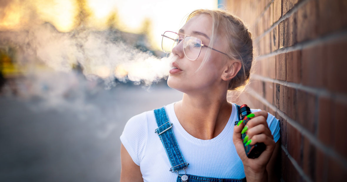 fille vape cbd oxygn avec beaucoup de fumée